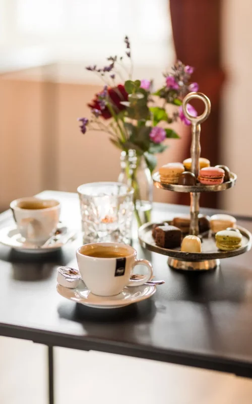 koffie met huisgemaakte zoete lekkernijen tijdens de bijeenkomst